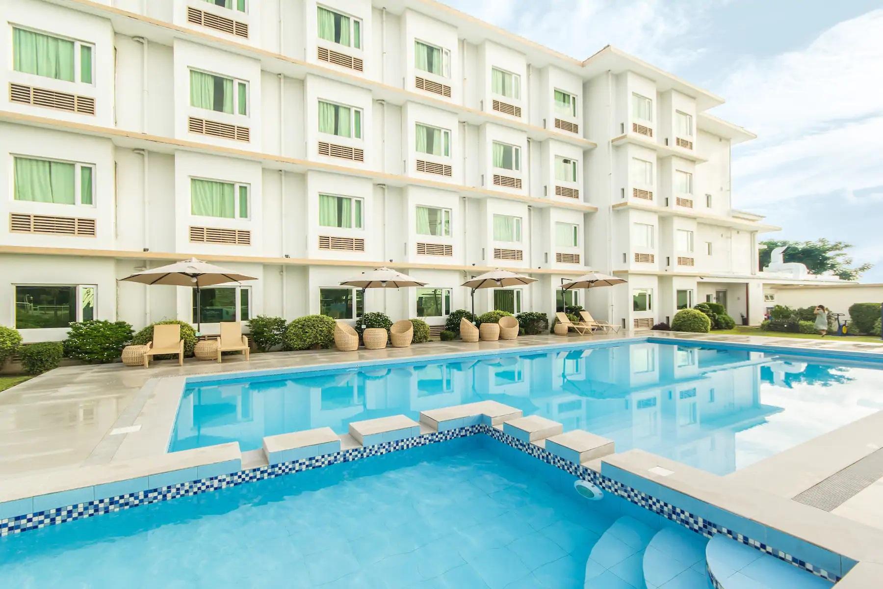 Microtel By Wyndham South Forbes Near Nuvali Santa Rosa  Bagian luar foto