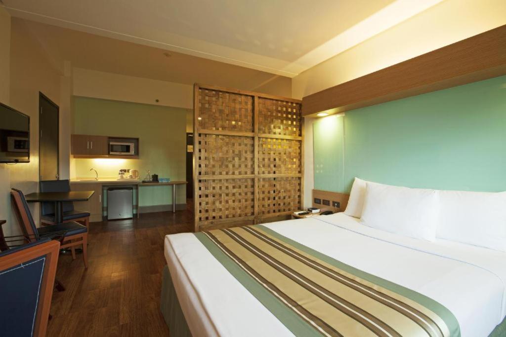 Microtel By Wyndham South Forbes Near Nuvali Santa Rosa  Bagian luar foto