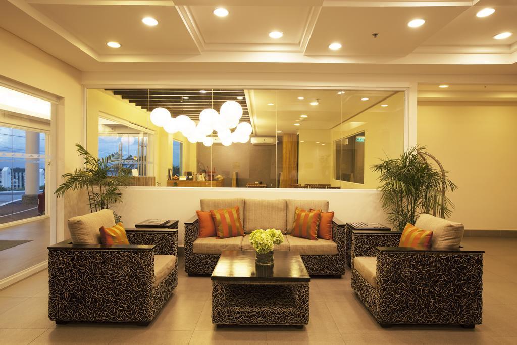 Microtel By Wyndham South Forbes Near Nuvali Santa Rosa  Bagian luar foto