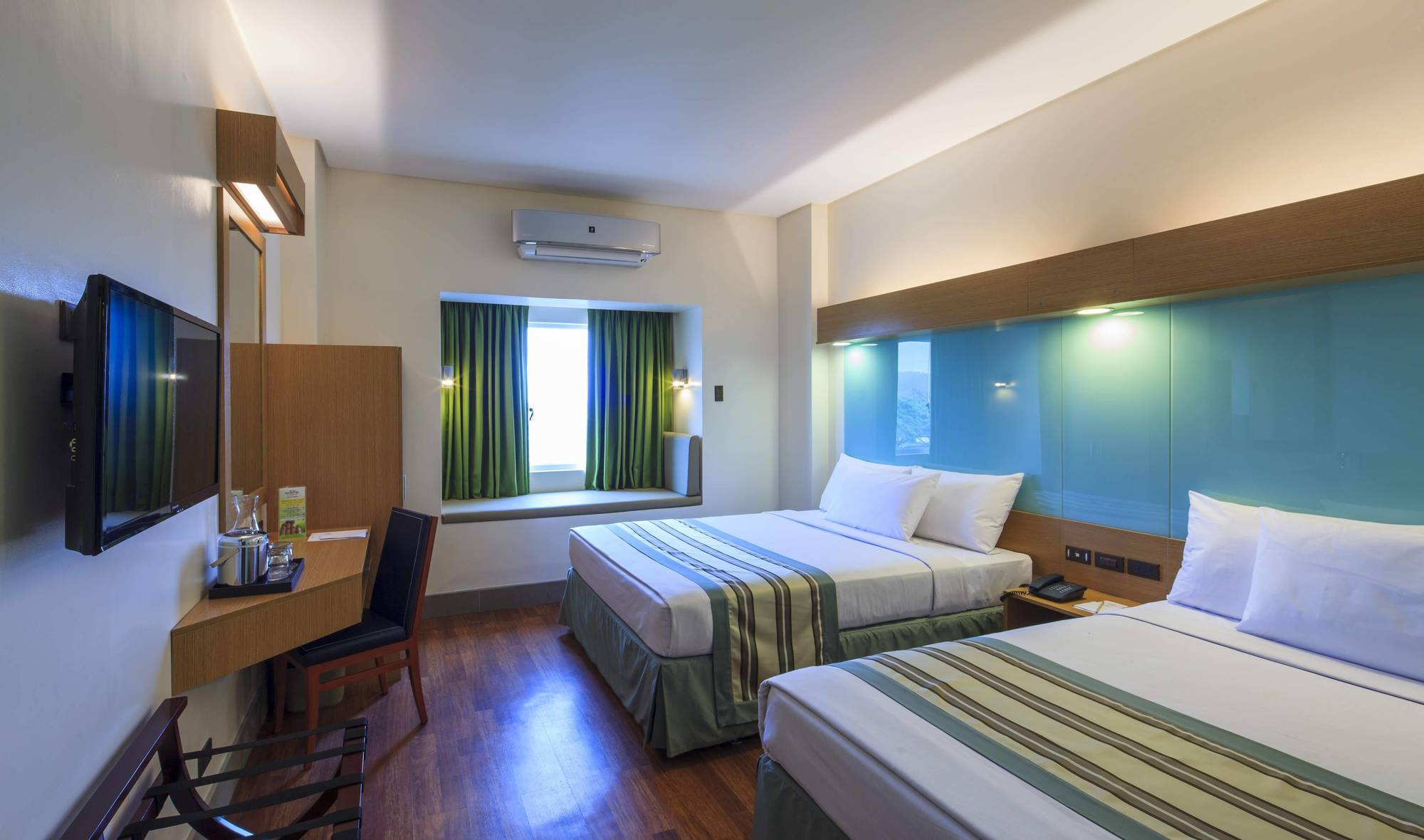 Microtel By Wyndham South Forbes Near Nuvali Santa Rosa  Bagian luar foto