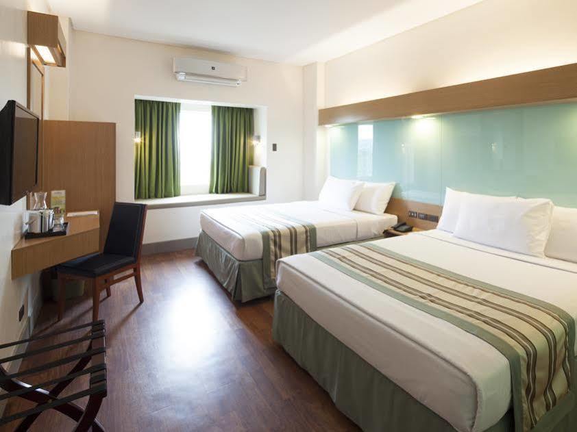 Microtel By Wyndham South Forbes Near Nuvali Santa Rosa  Bagian luar foto