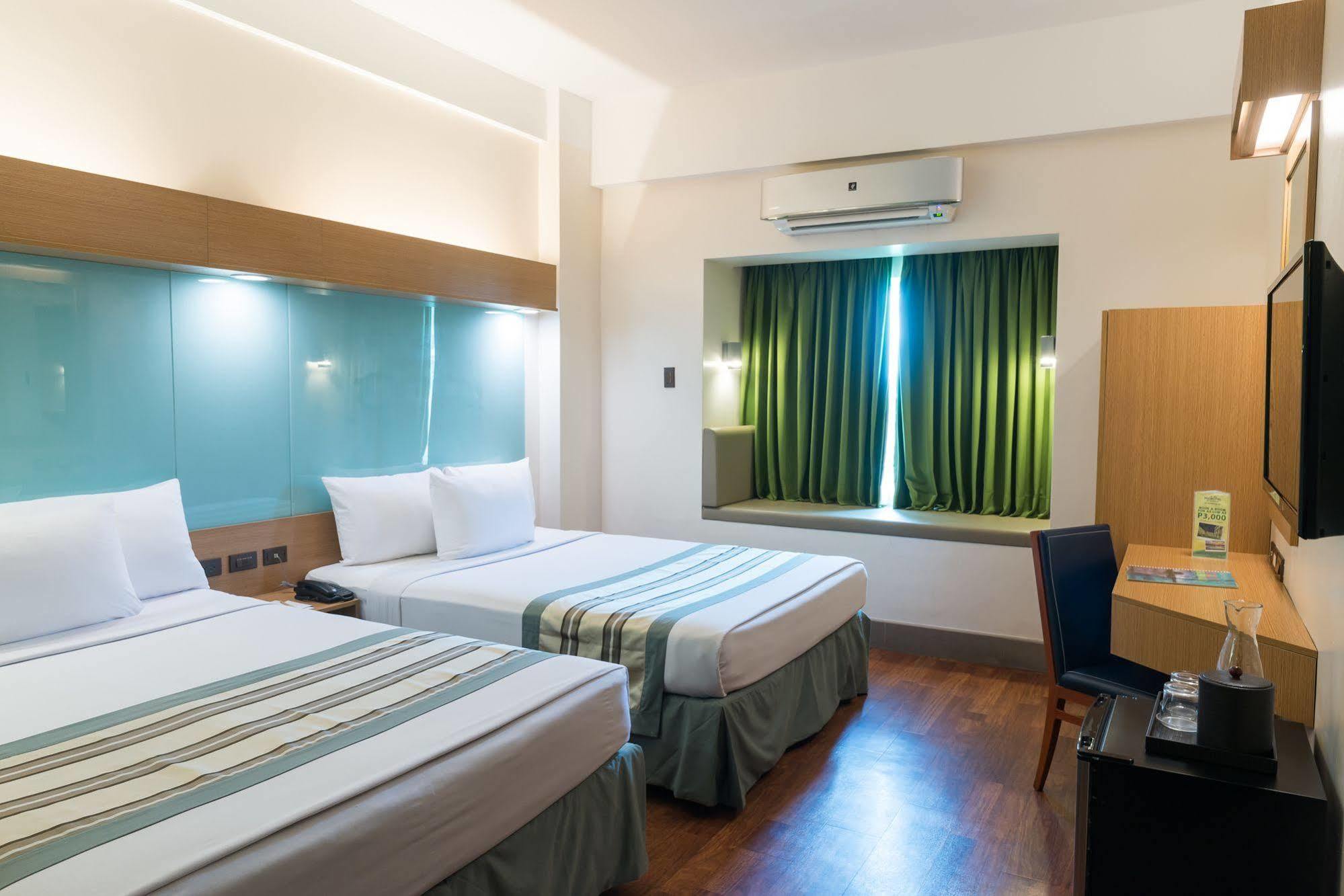 Microtel By Wyndham South Forbes Near Nuvali Santa Rosa  Bagian luar foto