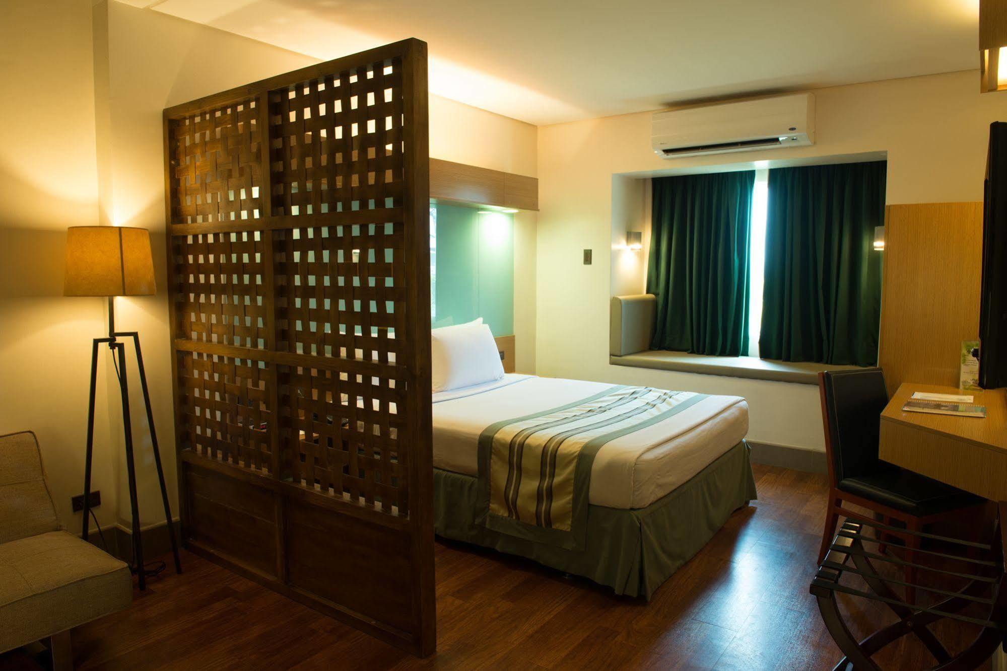 Microtel By Wyndham South Forbes Near Nuvali Santa Rosa  Bagian luar foto