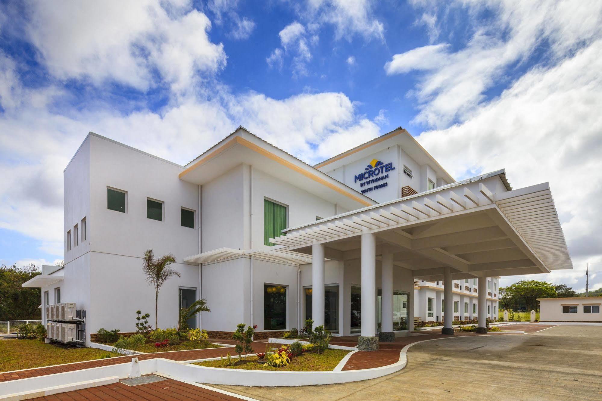 Microtel By Wyndham South Forbes Near Nuvali Santa Rosa  Bagian luar foto
