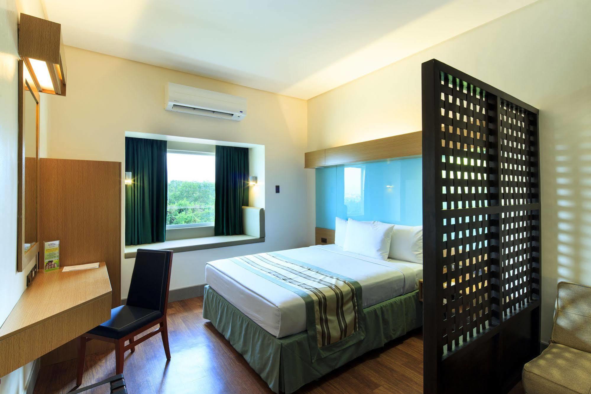Microtel By Wyndham South Forbes Near Nuvali Santa Rosa  Bagian luar foto
