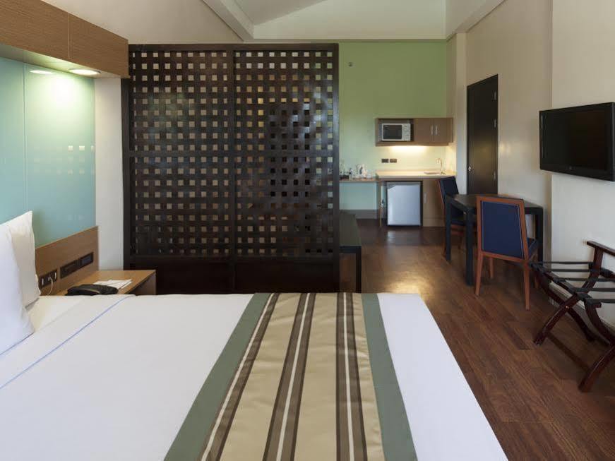 Microtel By Wyndham South Forbes Near Nuvali Santa Rosa  Bagian luar foto