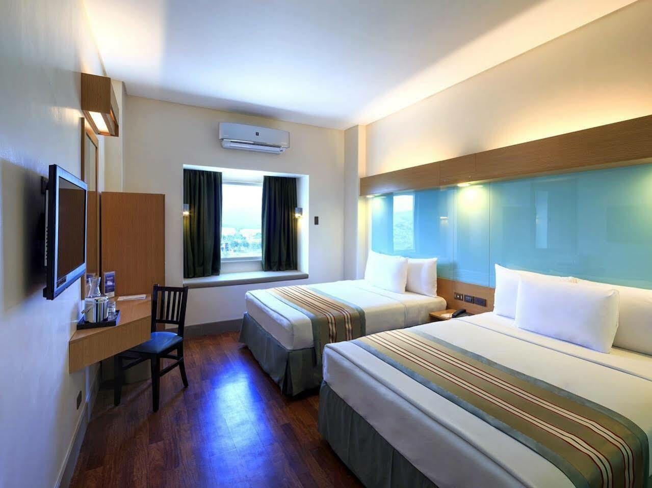 Microtel By Wyndham South Forbes Near Nuvali Santa Rosa  Bagian luar foto