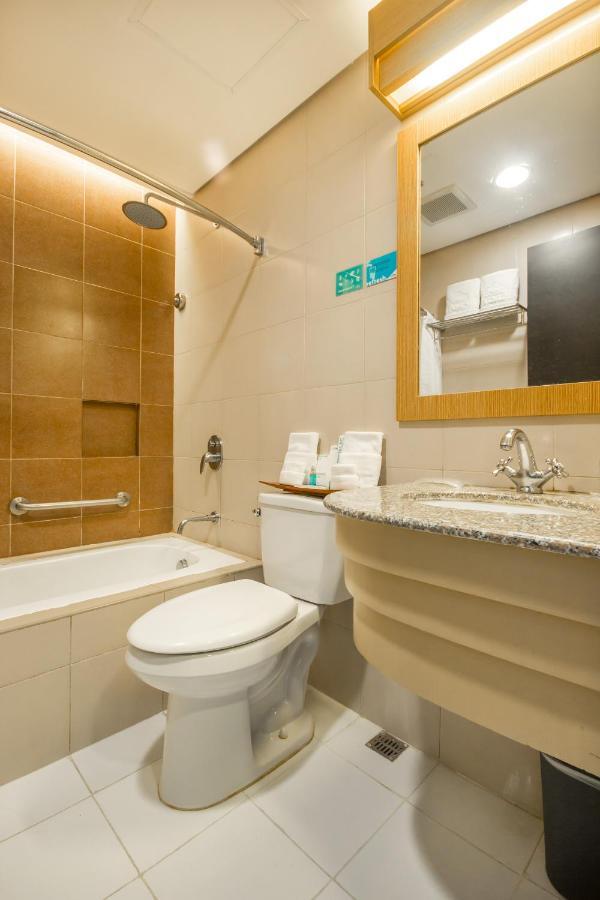 Microtel By Wyndham South Forbes Near Nuvali Santa Rosa  Bagian luar foto